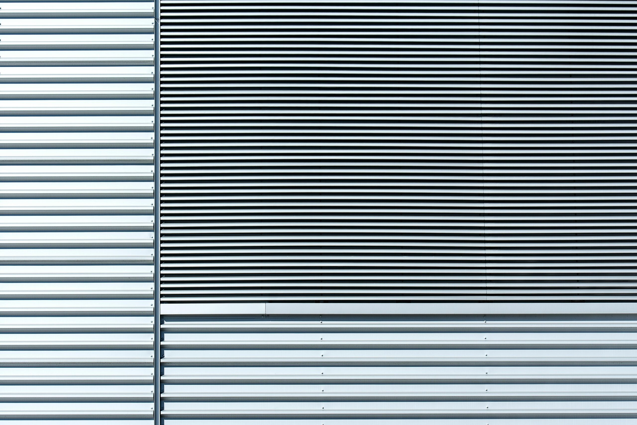 Comparison of polycarbonate, polyester, and aluminum suitcases lined up side-by-side