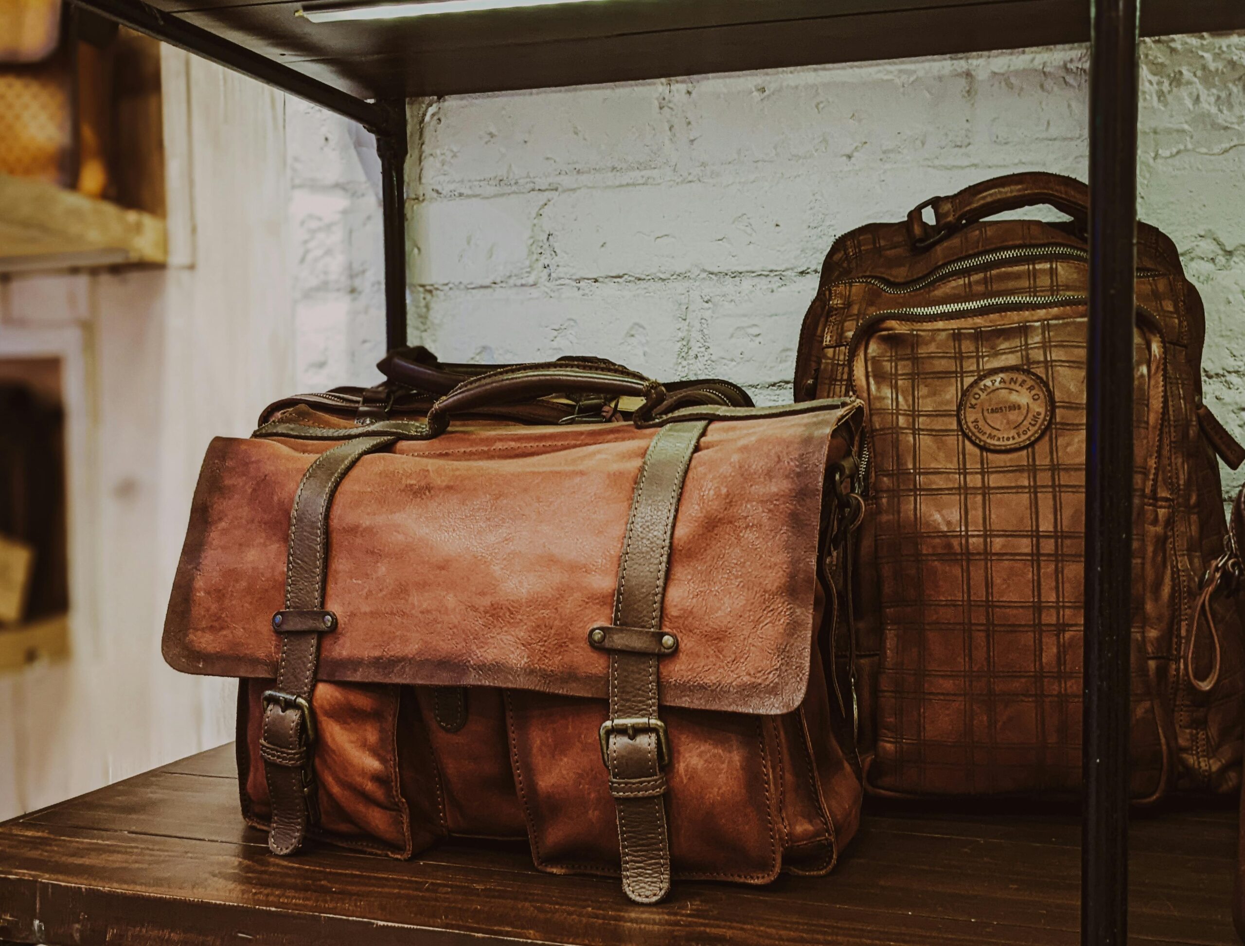 expandable luggage showcase