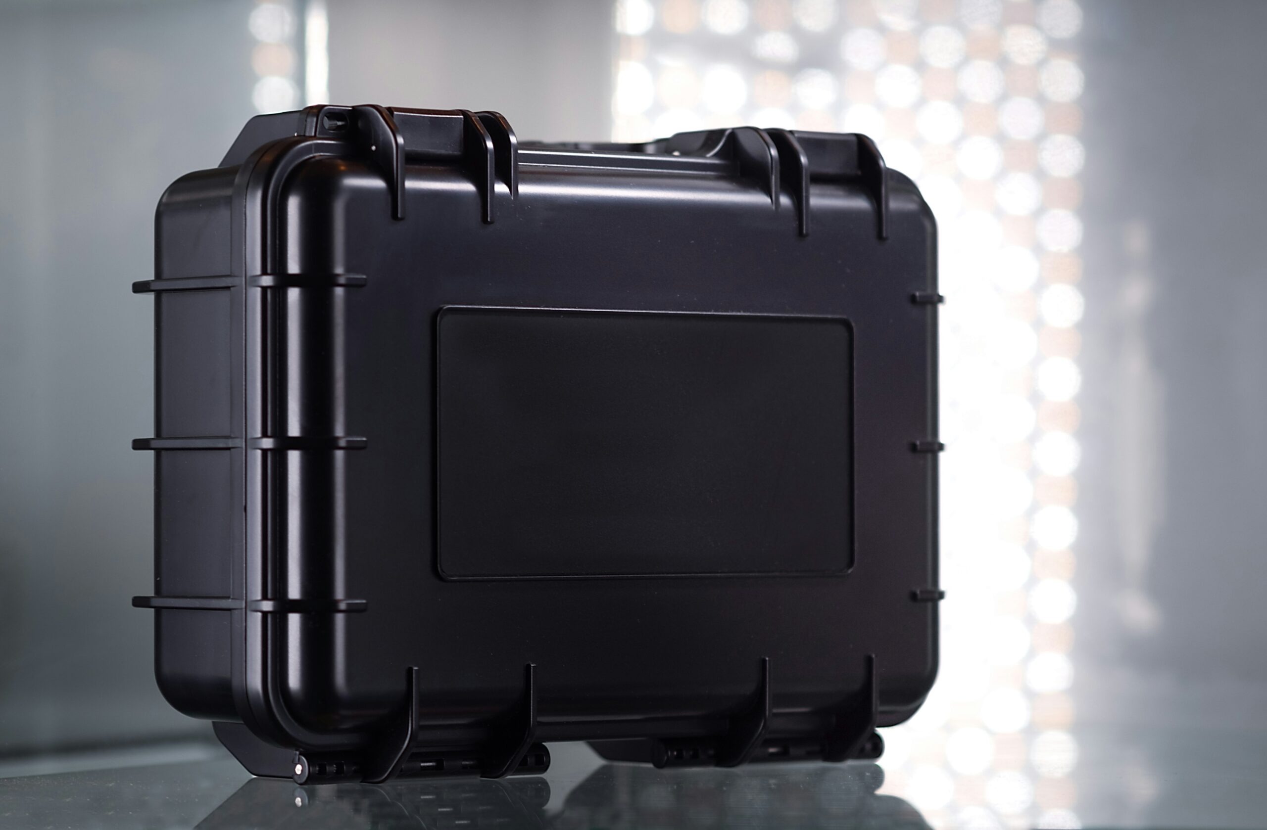 Modern black polycarbonate expandable suitcase