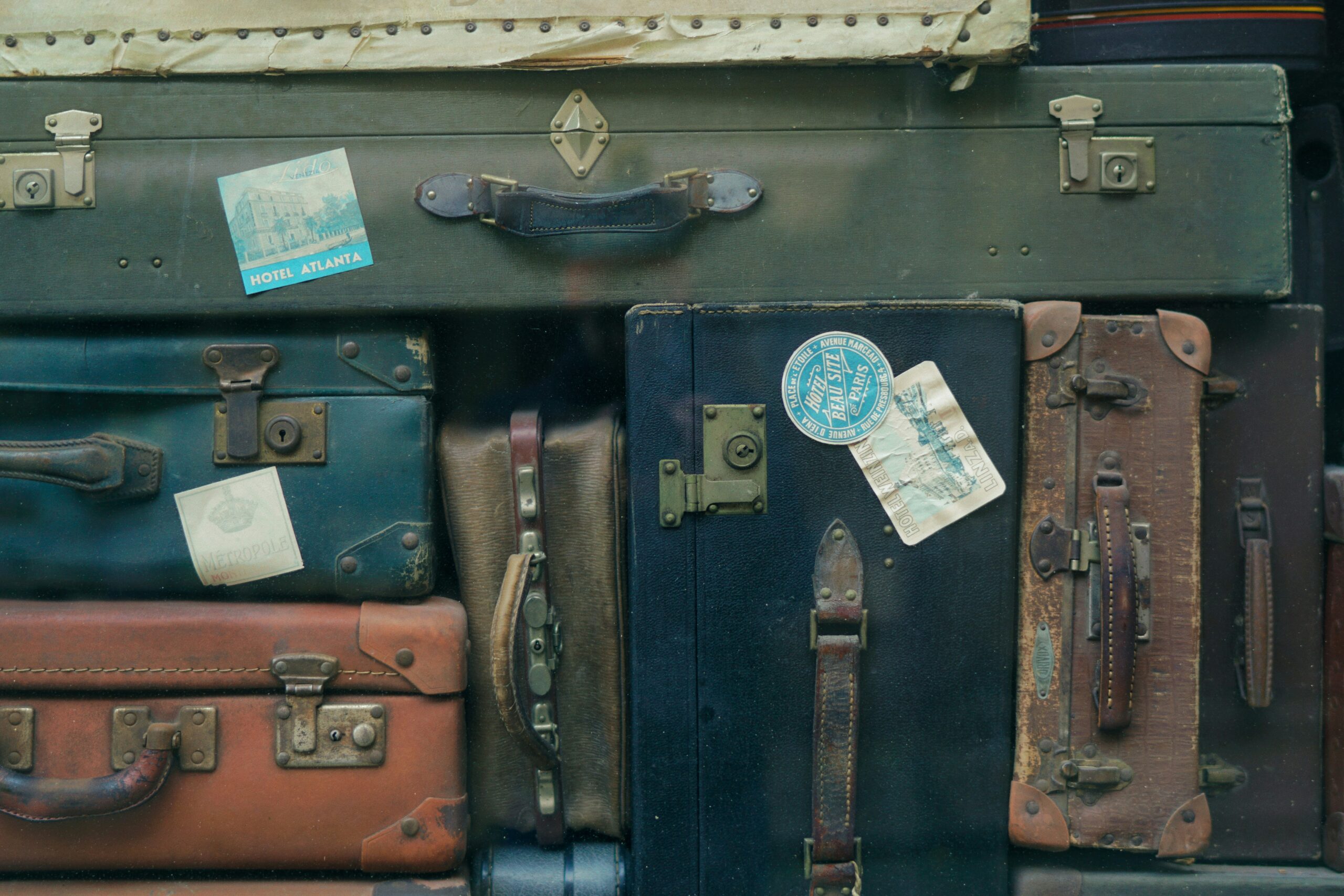 Step-by-step visual showing how to categorize, organize, and pack items in expandable luggage.