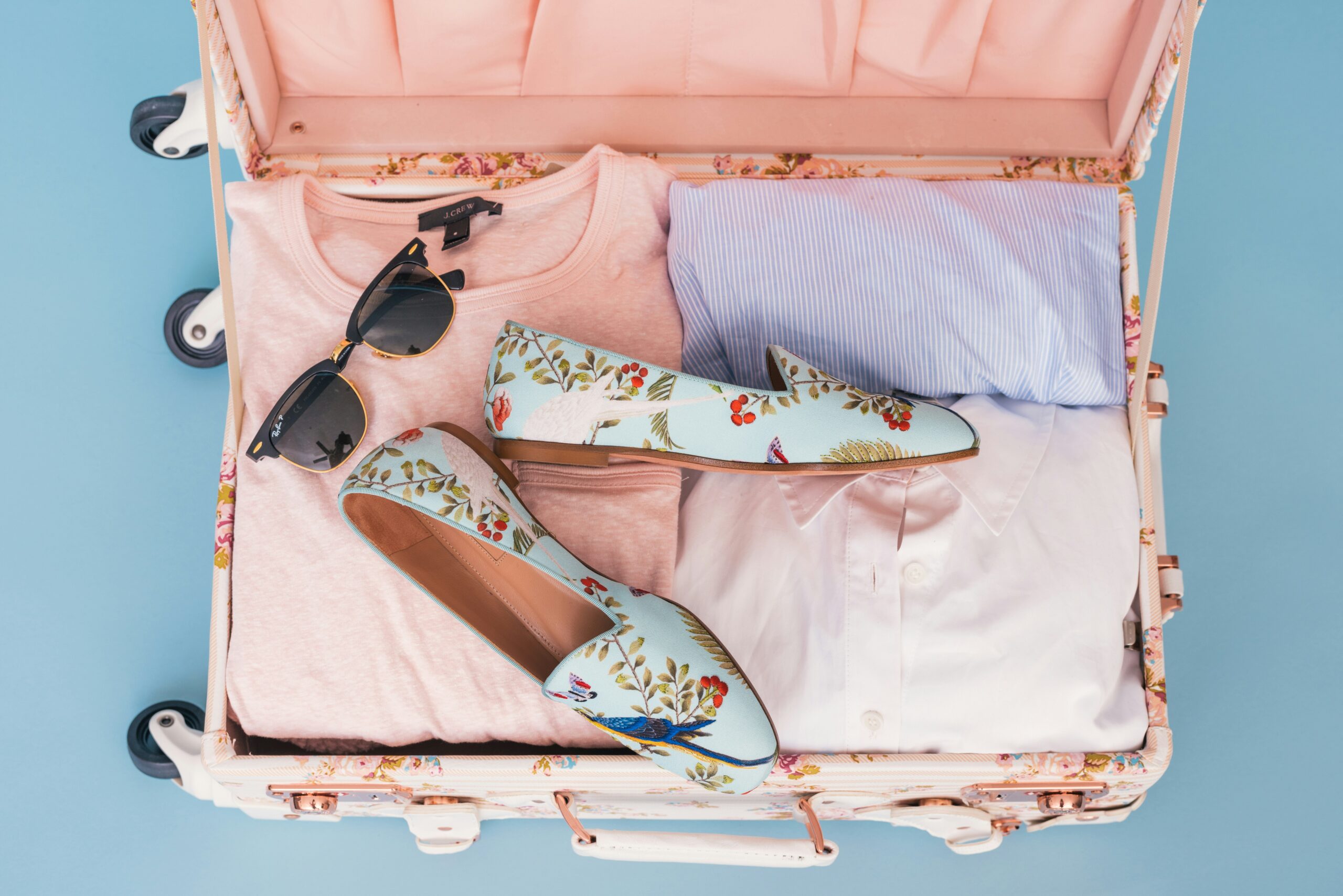 Detailed infographic showing tips for selecting the right expandable suitcase based on travel needs