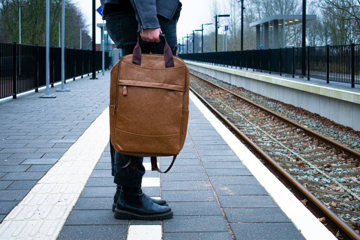Infographic showing smart ways to organize luggage