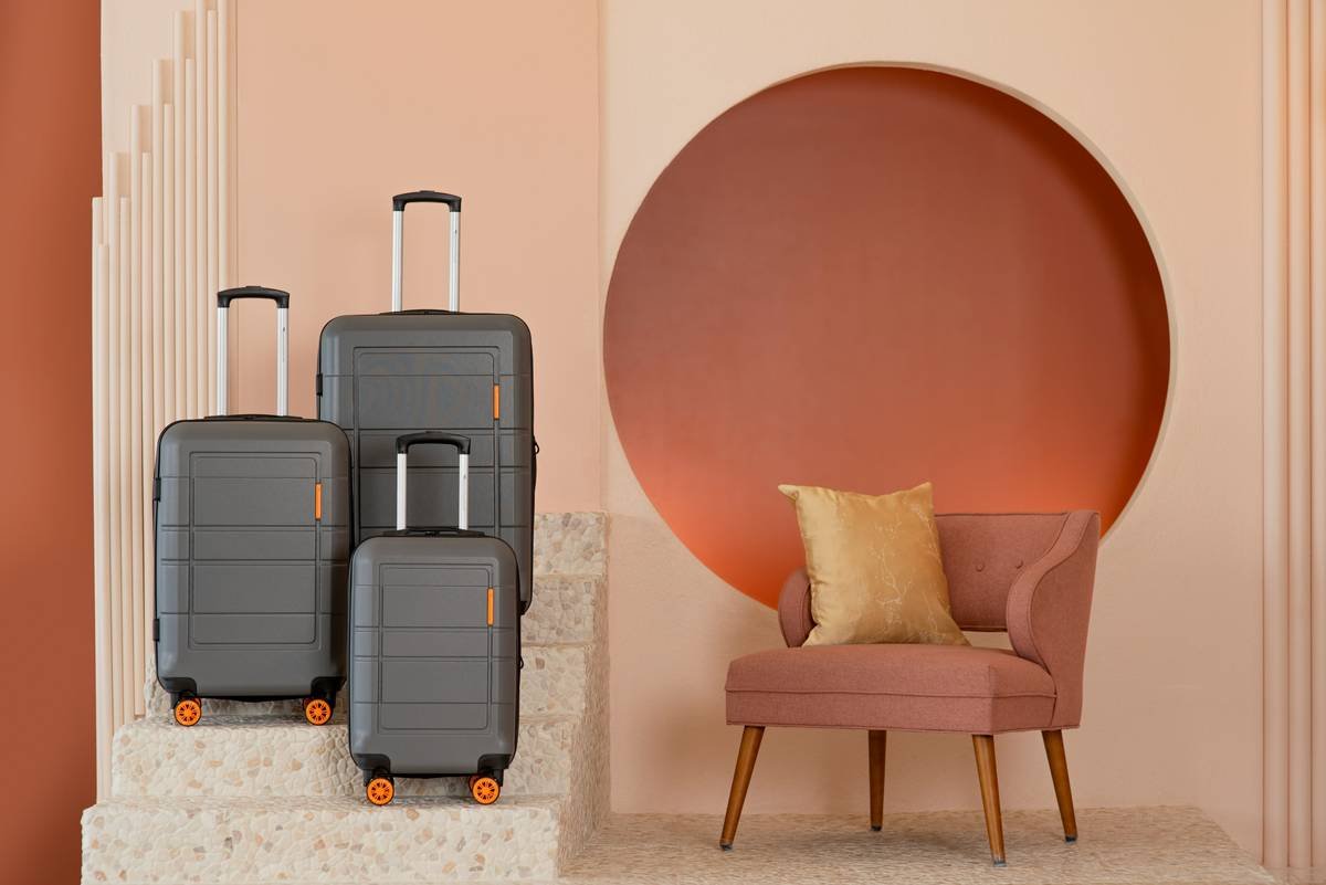 Comparison between rigid suitcase and an expandable space saver smart bag