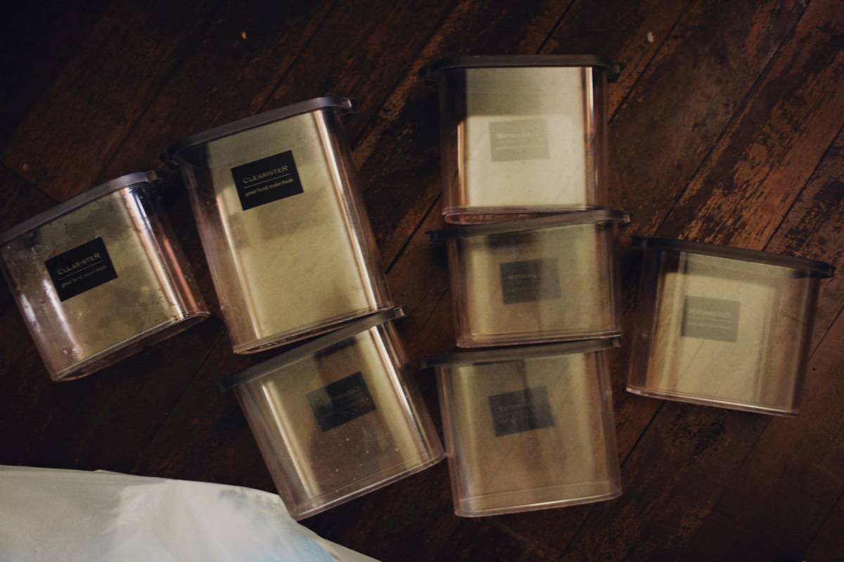 Diagram showing how a travel flex organizer adapts inside expandable luggage with labeled zones: compression panels, modular cubes, RFID pocket, and expansion gusset.