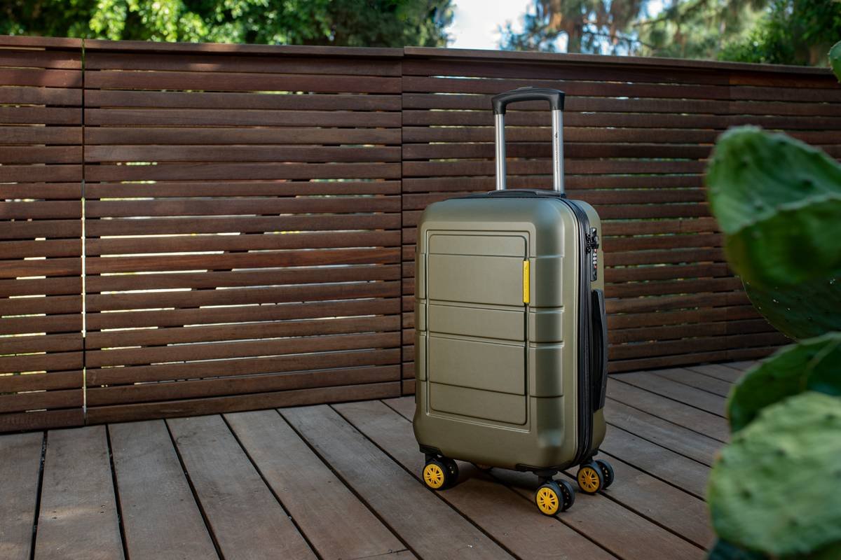 Side-by-side chart showing 5 popular expandable suitcases: actual vs. advertised dimensions, expansion capacity, and IATA compliance status
