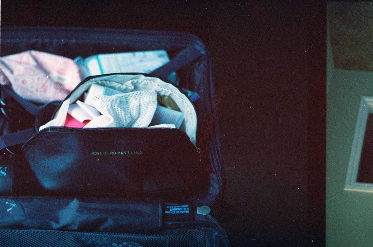 Infographic comparing traditional expandable suitcase vs. space saver modular bag showing 32% better packing efficiency with modularity