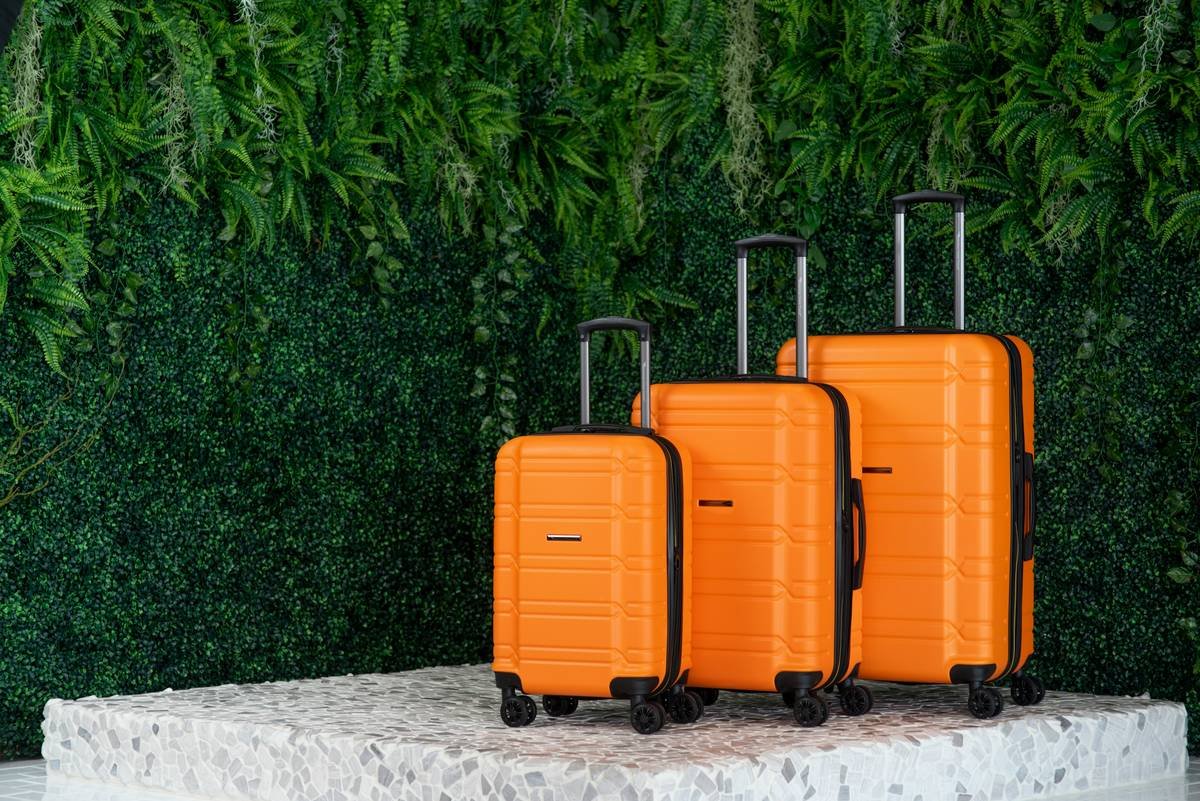 Bar chart comparing standard vs expandable suitcase volume in liters across 5 top brands