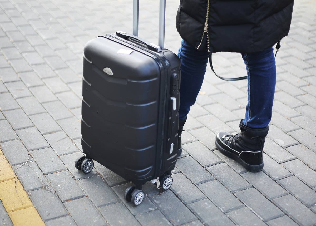 Diagram comparing standard vs. expanded flex pack duffel showing 22L vs. 28L capacity with linear inch measurements