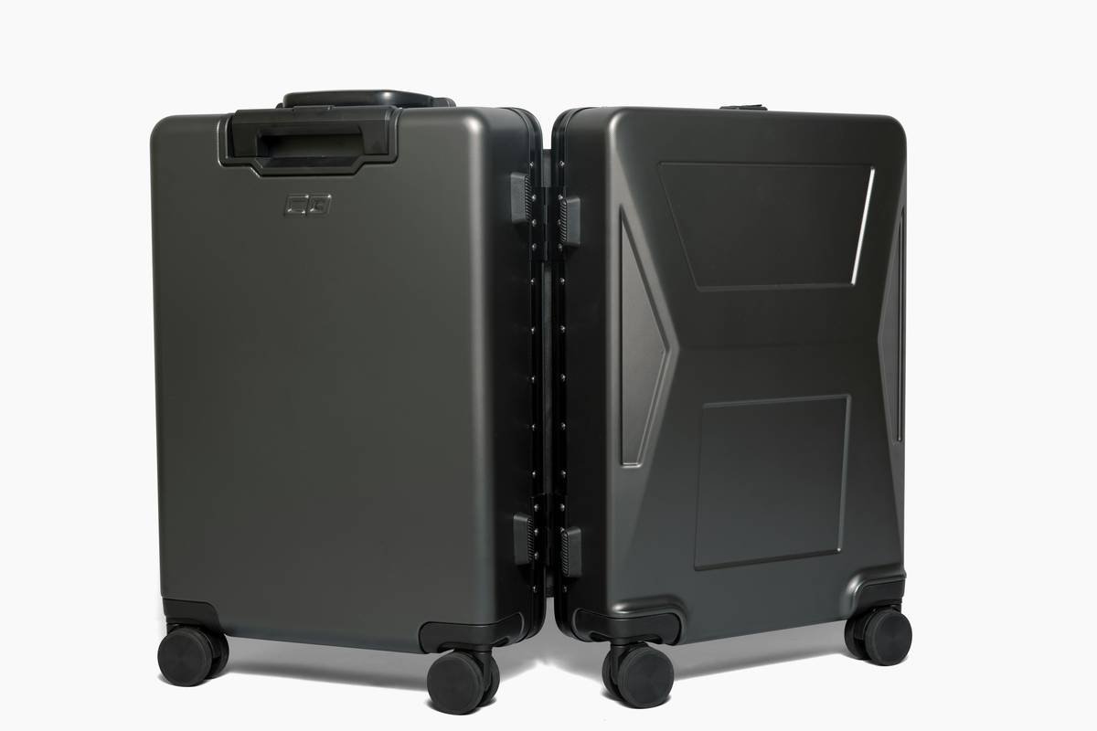 Infographic comparing fixed vs. expandable duffel capacities and airline carry-on compliance thresholds