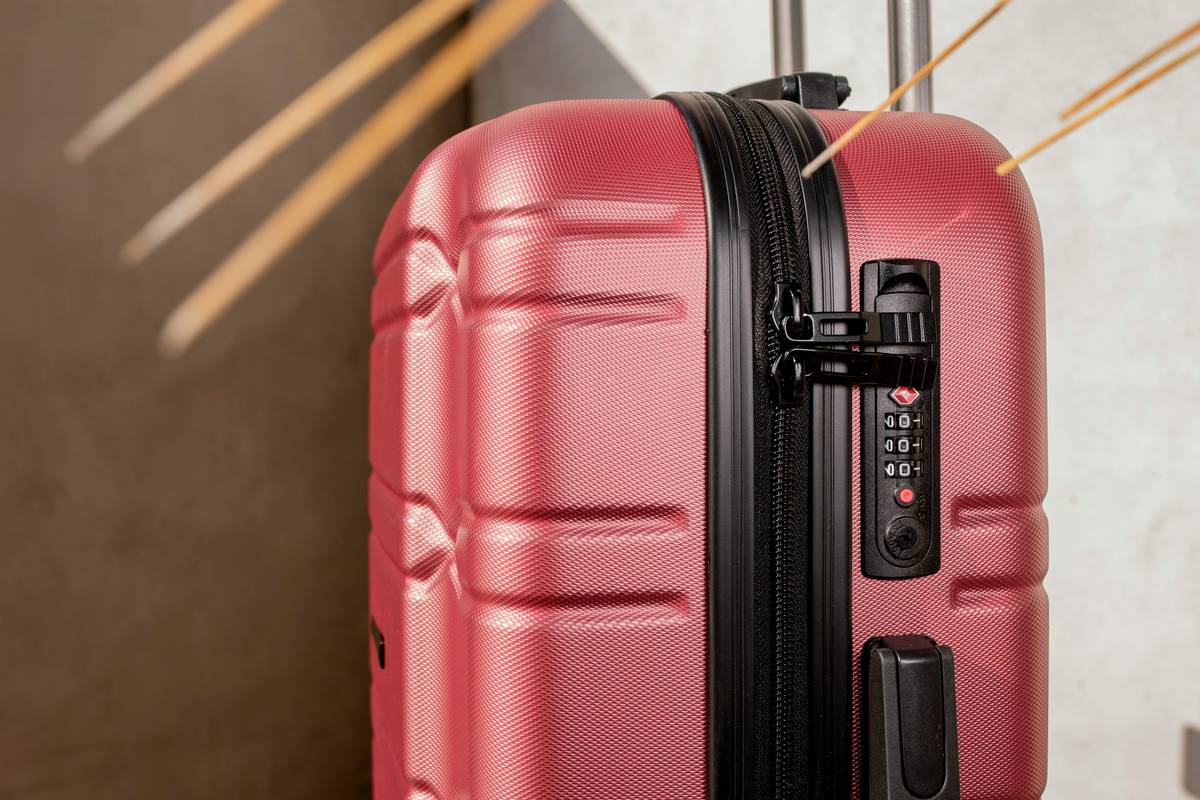 Bar chart showing average volume increase in top expandable luggage models: Samsonite +22%, Travelpro +19%, Delsey +24%