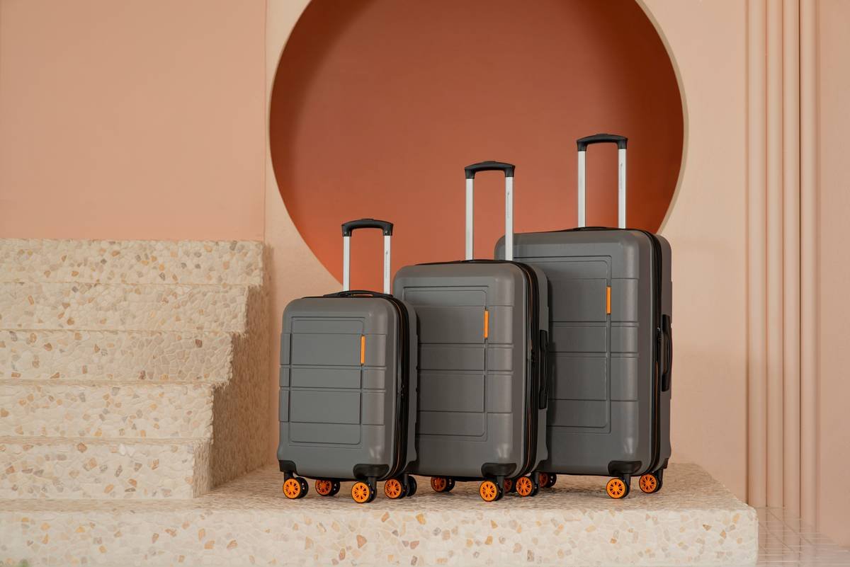 Comparison chart showing linear inches and expansion capacity of 5 top expandable suitcases: Away Large, Samsonite Omni PC, Delsey Paris Helium, Travelpro Maxlite 5, and Briggs & Riley Baseline