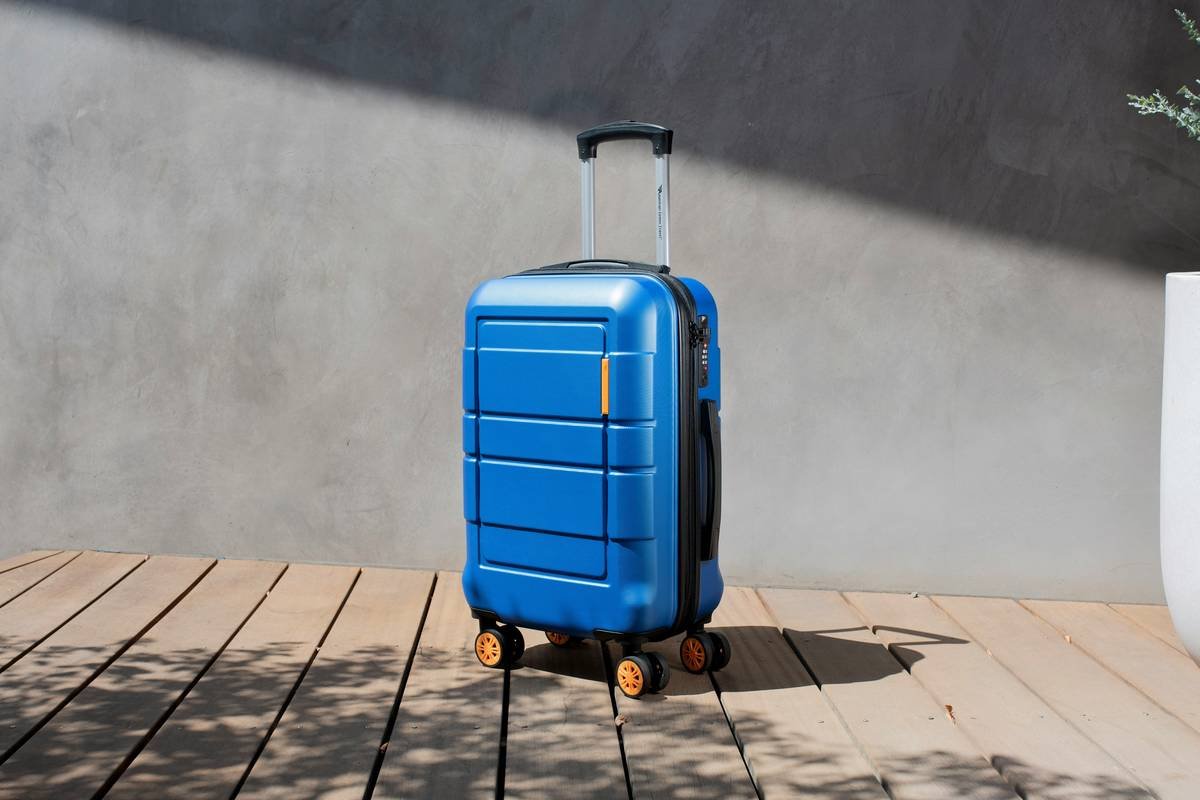 Diagram showing standard vs. expanded luggage dimensions with airline size limits marked