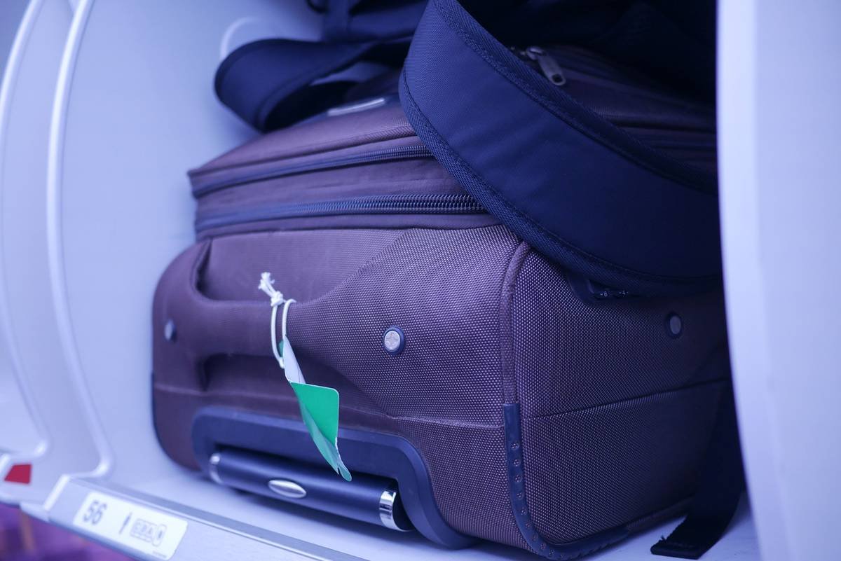 Side-by-side comparison of standard vs. expanded cabin luggage showing 25% more volume, with labels highlighting 4-wheel spinner system and expansion zipper