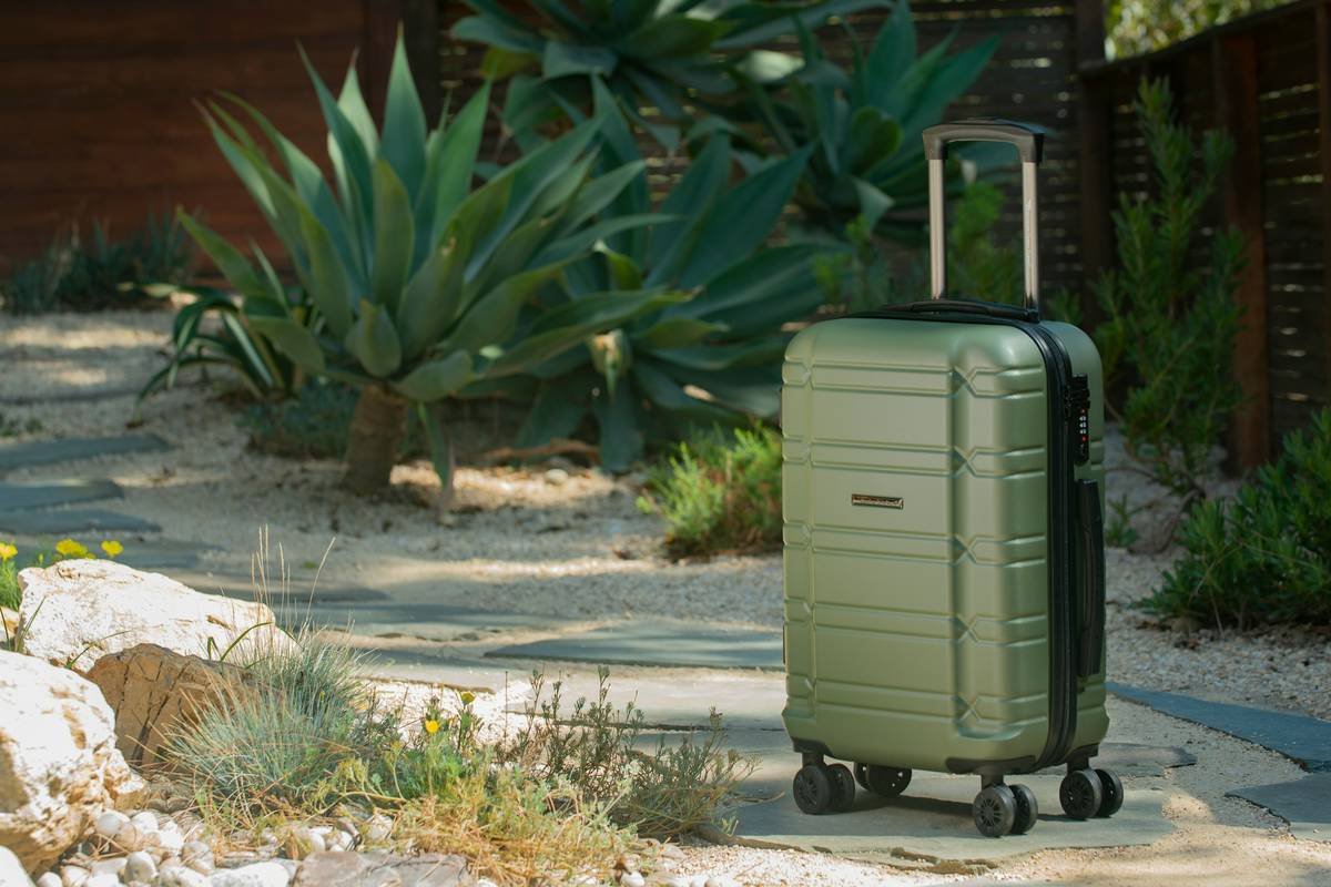 Bar chart comparing durability ratings of top expandable luggage brands based on Consumer Reports 2023 testing