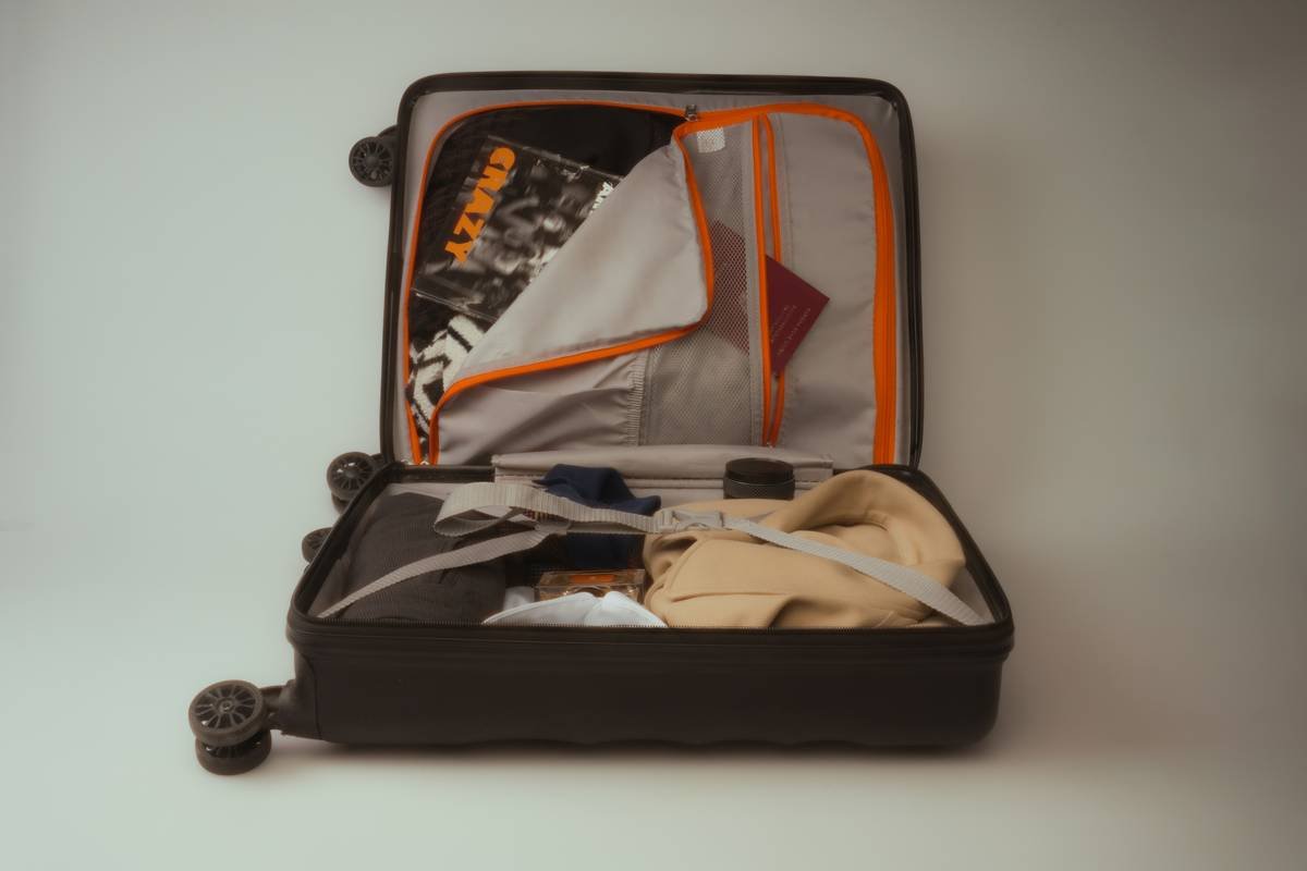 Side-by-side photo of a standard suitcase and an expanded one with visible zipper seam – what does expandable storage mean